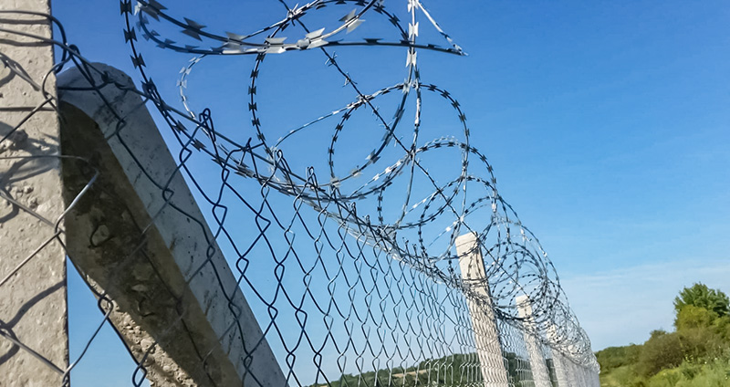 Beton kerítéselemek, oszlopok, kerítésrendszerek, drótfonatok és vadhálók, huzalok